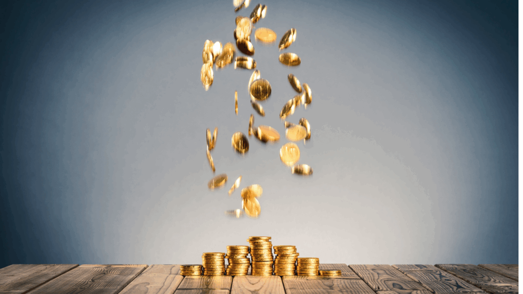積まれた金貨と落ちてる金貨