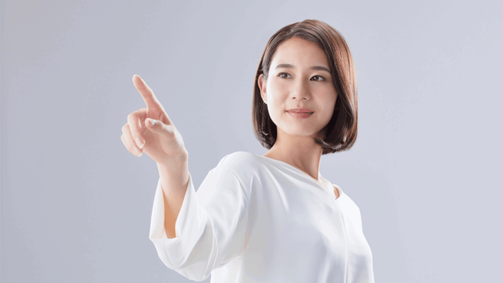 人差し指を立ててる女性